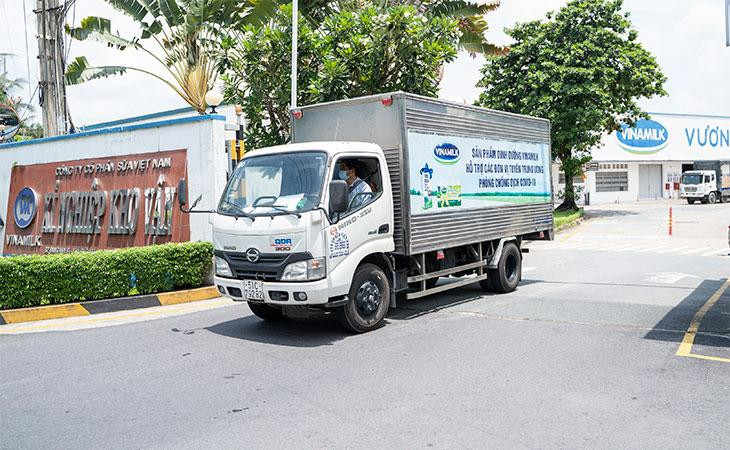 Sáng sớm ngày 1/6, các chuyến xe của Vinamilk đã rời kho, lên đường đến nhiều điểm tiếp nhận hỗ trợ tại các bệnh viện tuyến đầu và Trung tâm y tế quận Gò Vấp tại TP.Hồ Chí Minh