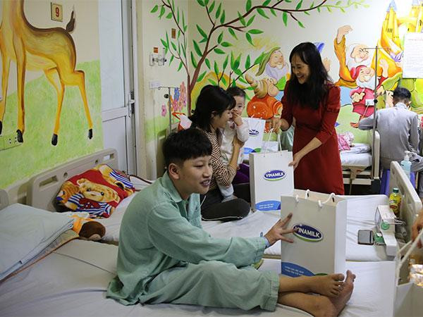 Đại diện Vinamilk trong một buổi đến thăm các bệnh nhi tại Viện tim Hà Nội