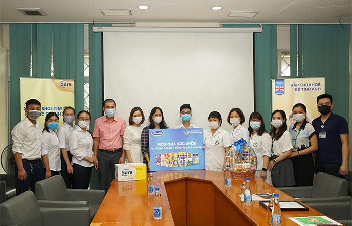 Bà Nguyễn Thị Minh Tâm, đại diện công ty Vinamilk, chia sẻ tình cảm và trao tặng món quà thay lời cảm ơn từ Vinamilk gửi đến các y bác sĩ tại bệnh viện Bạch Mai