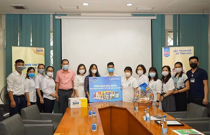 Bà Nguyễn Thị Minh Tâm, đại diện công ty Vinamilk, chia sẻ tình cảm và trao tặng món quà thay lời cảm ơn từ Vinamilk gửi đến các y bác sĩ tại bệnh viện Bạch Mai