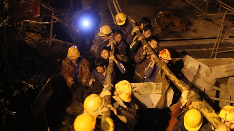 Đá nguyên khối được vận chuyển lên đỉnh Fansipan bằng sức người