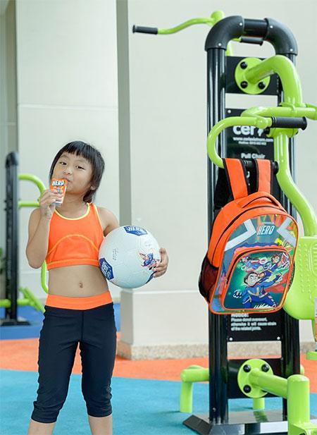 Bé có thể nhận những phần quà dễ thương khi mua nước trái cây Hero và sữa chua uống Susu từ cửa hàng “Giấc mơ sữa Việt” Bé có thể nhận những phần quà dễ thương khi mua nước trái cây Hero và sữa chua uống Susu từ cửa hàng “Giấc mơ sữa Việt”