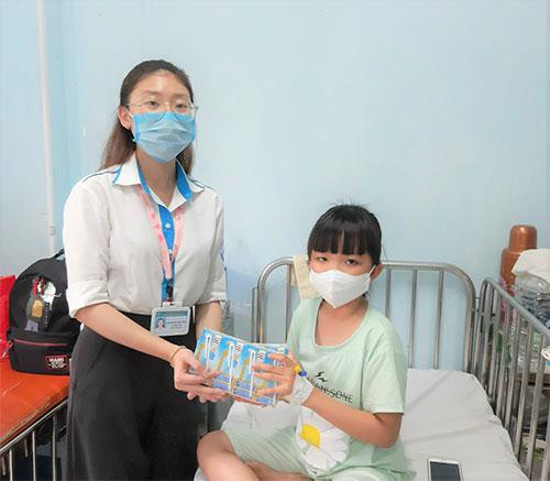 Yêu thương đong đầy trong từng hộp sữa với các bệnh nhân nhỏ tuổi