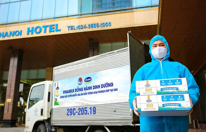 Các sản phẩm Sữa tươi 100% của Vinamilk được cẩn trọng chuyển đến khách sạn nơi đội tuyển lưu trú để cùng sang Dubai thi đấu.
