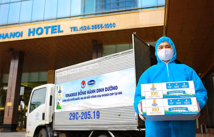 Các sản phẩm Sữa tươi 100% của Vinamilk được cẩn trọng chuyển đến khách sạn nơi đội tuyển lưu trú để cùng sang Dubai thi đấu.