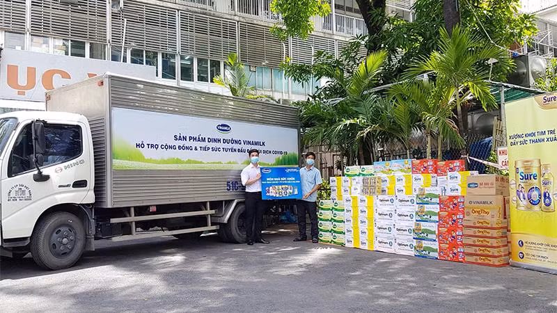 Đại diện Vinamilk gửi tặng món quà sức khỏe đến các bệnh viện tuyến đầu