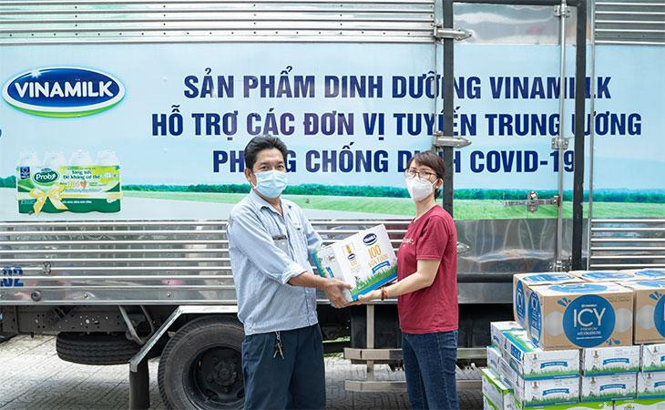 Đại diện Trung tâm y tế quận Gò Vấp (bên phải) đại diện nhận các sản phẩm và sẽ nhanh chóng chuyển đến các y bác sĩ, nhân viên y tế đang làm nhiệm vụ