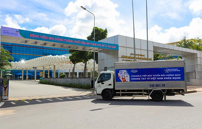 Các chuyến xe trong chiến dịch “Bạn khỏe mạnh, Việt Nam khỏe mạnh” đã bắt đầu hành trình mang theo sản phẩm, quà tặng đến các bác sĩ tuyến đầu