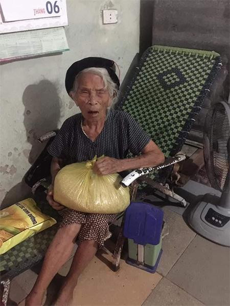 Bà cụ 92 tuổi ở xã Hưng Đông- TP Vinh gom rau, gạo ủng hộ chống dịch - Ảnh fb Tin HT. Bà cụ 92 tuổi ở xã Hưng Đông- TP Vinh gom rau, gạo ủng hộ chống dịch - Ảnh fb Tin HT.