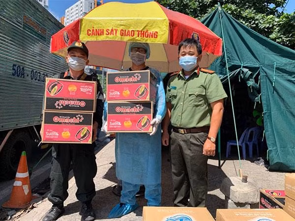 Các sản phẩm thiết yếu của tập đoàn Masan được trao tận tay các nhân viên y tế và lực lượng công an tại các chốt chống dịch tại TP.HCM Các sản phẩm thiết yếu của tập đoàn Masan được trao tận tay các nhân viên y tế và lực lượng công an tại các chốt chống dịch tại TP.HCM