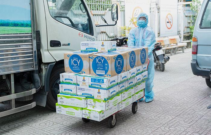48.000 sản phẩm gồm sữa tươi, nước giải khát, sữa trái cây Vinamilk đã kịp thời tiếp sức cho các cán bộ tuyến đầu TP.HCM, tổ công tác đang làm việc, lấy mẫu, xét nghiệm bất kể ngày đêm.