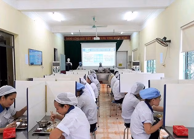 Thực hiện giãn cách khi ăn trưa tại một nhà máy của Masan Thực hiện giãn cách khi ăn trưa tại một nhà máy của Masan