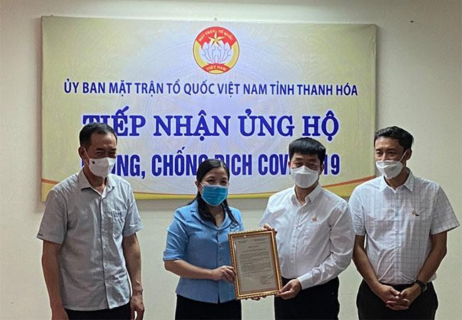 Bà Phạm Thị Thanh Thủy, Chủ tịch Ủy ban Mặt trận Tổ quốc Việt Nam tỉnh Thanh Hóa trao thư cảm ơn Sun Group Bà Phạm Thị Thanh Thủy, Chủ tịch Ủy ban Mặt trận Tổ quốc Việt Nam tỉnh Thanh Hóa trao thư cảm ơn Sun Group