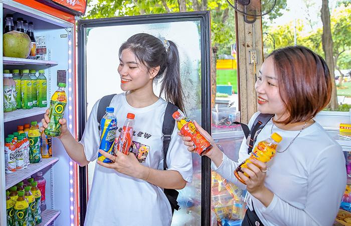 Các bạn trẻ háo hức lựa chọn các sản phẩm để giải khát và tham gia chương trình Xé ngay trúng liền. (Hình tư liệu ghi nhận trước ngày 20/4/2021). Các bạn trẻ háo hức lựa chọn các sản phẩm để giải khát và tham gia chương trình Xé ngay trúng liền. (Hình tư liệu ghi nhận trước ngày 20/4/2021).