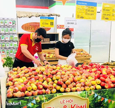 Trong bối cảnh dịch bệnh, người tiêu dùng có xu hướng đặt niềm tin và lựa chọn mua sắm tại siêu thị bởi sự tuân thủ nghiêm ngặt trong các biện pháp phòng dịch và nguồn hàng đảm bảo minh bạch.