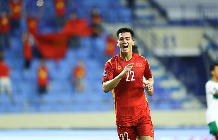 Khoảnh khắc bàn thắng đầu tiên vỡ òa trên sân UAE, đền đáp xứng đáng cho những nỗ lực của các chàng trai vàng đội tuyển Việt Nam sau hiệp 1 quá căng thẳng.