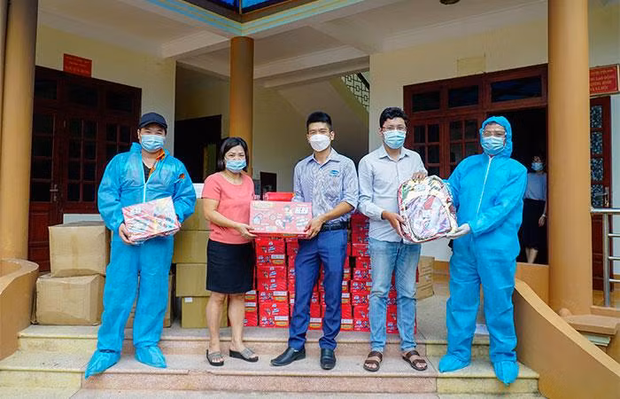 Vinamilk đã liên tiếp thực hiện các chuyến tặng sữa và quà cho các em nhỏ trong các khu cách ly tập trung tại nhiều tỉnh thành “điểm nóng” về dịch Vinamilk đã liên tiếp thực hiện các chuyến tặng sữa và quà cho các em nhỏ trong các khu cách ly tập trung tại nhiều tỉnh thành “điểm nóng” về dịch