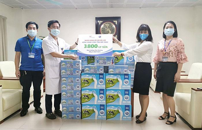Các bác sĩ tại Bệnh viện Sản Nhi tỉnh Bắc Ninh nhận sản phẩm hỗ trợ từ Cô Gái Hà Lan
