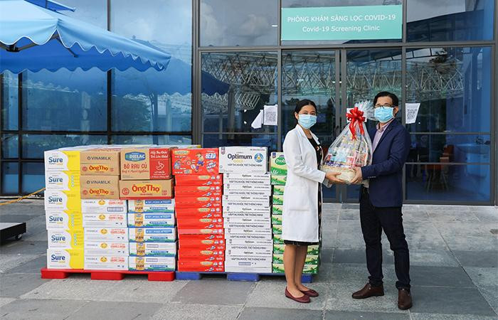 Đại diện bệnh viện tiếp nhận các món quà từ Vinamilk dành tặng đến gia đình của cán bộ y tế tuyến đầu