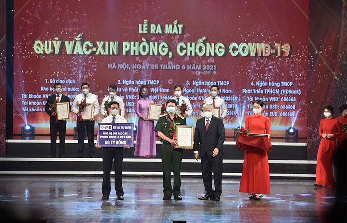 Ông Trần Minh Đạt – P.TGĐ MB trao tặng số tiền 60 tỷ cho Quỹ Vaccine phòng COVID-19