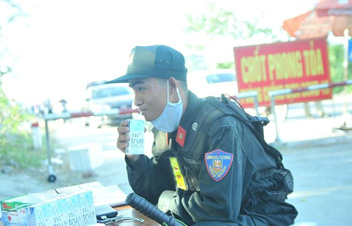Phút nghỉ ngơi giữa trưa nắng gắt tại một chốt phong tỏa Phút nghỉ ngơi giữa trưa nắng gắt tại một chốt phong tỏa