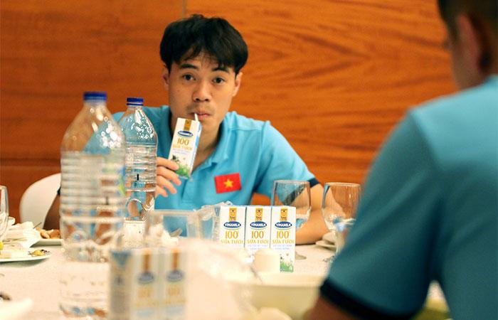 Các cầu thủ không quên bổ sung dinh dưỡng với sản phẩm Vinamilk 100% trong bữa ăn hàng ngày tại Dubai.