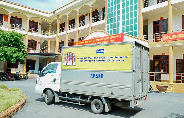 Các công tác giao nhận sữa và quà tặng đến các địa điểm cách ly được Vinamilk thực hiện một cách nghiêm túc, tuân thủ chặt chẽ quy định phòng dịch