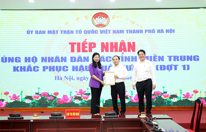 Thay mặt tập thể cán bộ nhân viên EVNHANOI, đồng chí Phùng Lê Dũng - Chủ tịch Công đoàn Tổng công ty trao ủng hộ đợt 1 tại Ủy ban Mặt trận tổ quốc Việt Nam TP Hà Nội Thay mặt tập thể cán bộ nhân viên EVNHANOI, đồng chí Phùng Lê Dũng - Chủ tịch Công đoàn Tổng công ty trao ủng hộ đợt 1 tại Ủy ban Mặt trận tổ quốc Việt Nam TP Hà Nội