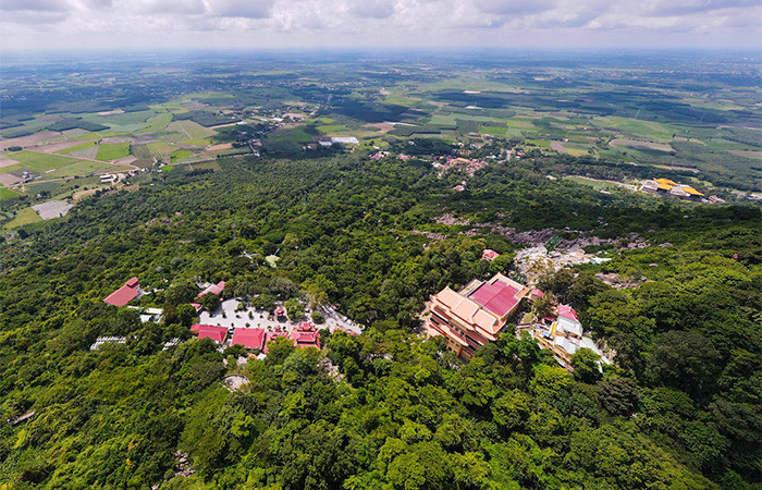 Khung cảnh núi Bà Đen