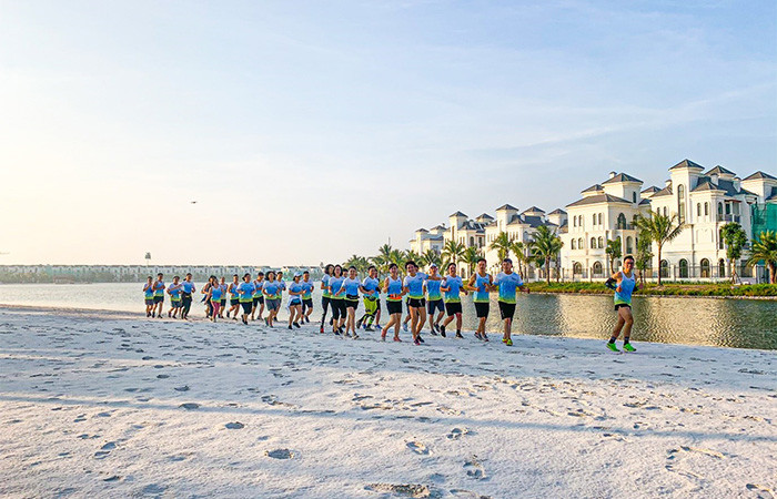 Hoạt động chạy bộ trên bờ biển đều đặn được tổ chức vào mỗi buổi sáng hàng ngày của CLB Vinhomes Ocean Park Runners - một trong những CLB thể thao mới được thành lập tại thành phố biển hồ Vinhomes Ocean Park. Hoạt động chạy bộ trên bờ biển đều đặn được tổ chức vào mỗi buổi sáng hàng ngày của CLB Vinhomes Ocean Park Runners - một trong những CLB thể thao mới được thành lập tại thành phố biển hồ Vinhomes Ocean Park.