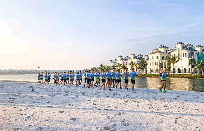 Hoạt động chạy bộ trên bờ biển đều đặn được tổ chức vào mỗi buổi sáng hàng ngày của CLB Vinhomes Ocean Park Runners - một trong những CLB thể thao mới được thành lập tại thành phố biển hồ Vinhomes Ocean Park.
