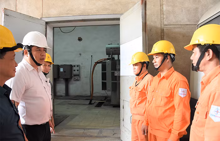 Ông Nguyễn Anh Tuấn – Chủ tịch HĐTV EVNHANOI kiểm tra công tác đảm bảo điện