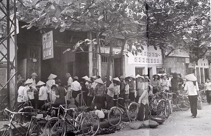 Hình ảnh người dân Việt Nam xếp hàng mua rau quả bên những chiếc xe đạp Phượng Hoàng vào những năm 1980.