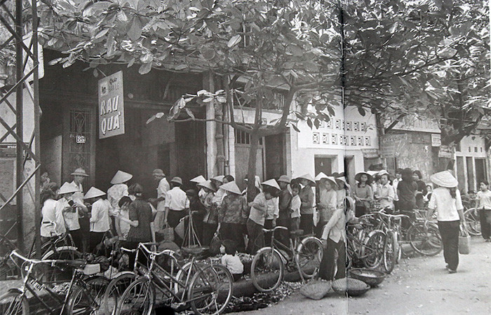 Hình ảnh người dân Việt Nam xếp hàng mua rau quả bên những chiếc xe đạp Phượng Hoàng vào những năm 1980. Hình ảnh người dân Việt Nam xếp hàng mua rau quả bên những chiếc xe đạp Phượng Hoàng vào những năm 1980.