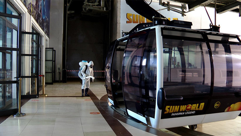 Nhân viên xịt khử khuẩn khu du lịch