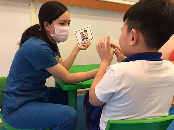 Trẻ được đánh giá trước và sau khi điều trị bởi các cô giáo chuyên sâu giáo dục đặc biệt, không phải thành viên nhóm nghiên cứu để đảm bảo kết quả khách quan