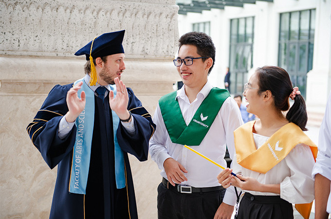 VinUni duy trì tỷ lệ giảng viên/sinh viên thấp, đảm bảo giờ tư vấn cá nhân của giảng viên cho sinh viên mỗi tuần, mỗi sinh viên đều có một cố vấn học tập trong suốt quá trình đào tạo