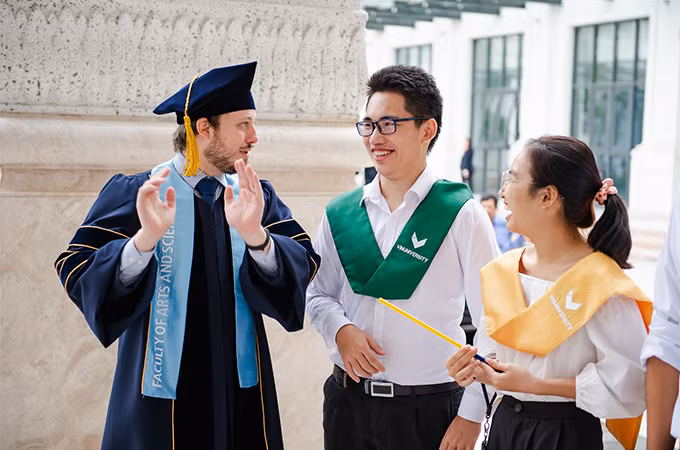 VinUni duy trì tỷ lệ giảng viên/sinh viên thấp, đảm bảo giờ tư vấn cá nhân của giảng viên cho sinh viên mỗi tuần, mỗi sinh viên đều có một cố vấn học tập trong suốt quá trình đào tạo