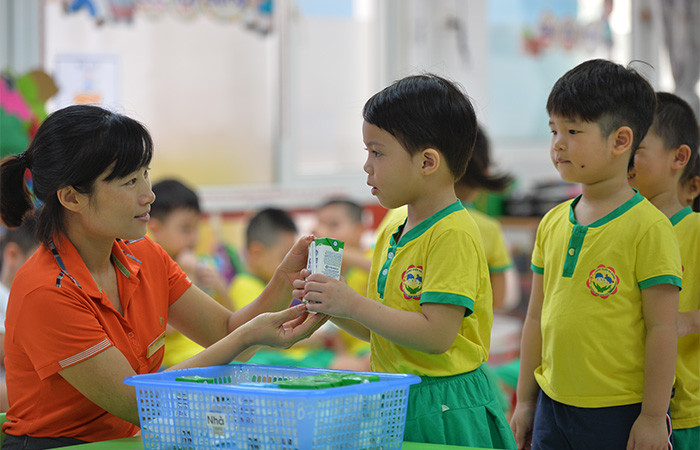 SHĐ tại Việt Nam được triển khai hiệu quả một phần lớn là nhờ sự tham gia tích cực của các cán bộ giáo dục và đội ngũ giáo viên