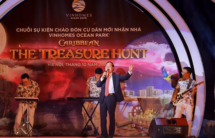 Tiết mục hát về tình yêu thành phố biển hồ do chính một nhạc sỹ là cư dân Vinhomes Ocean Park sáng tác và biểu diễn, mang đến nhiều cảm xúc cho khán giả.