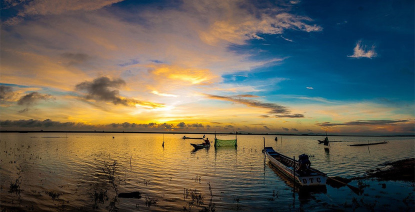 Bình minh hồ Dầu Tiếng- Tác giả Đinh Văn Quốc Thanh