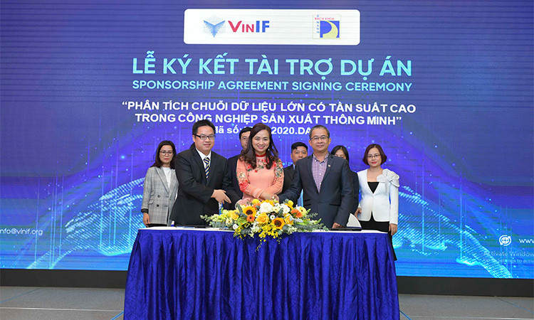 PGS. Tiến sĩ Phan Thị Hà Dương – Giám đốc điều hành Quỹ đổi mới sáng tạo Vingroup, thuộc Viện nghiên cứu dữ liệu lớn VinBigdata, Tập đoàn Vingroup ký kết tài trợ cho các dự án nghiên cứu khoa học