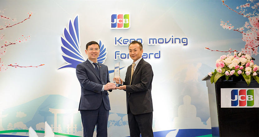 Đại diện MB nhận giải thưởng từ đại diện Tổ chức thẻ quốc tế JCB trao tặng Đại diện MB nhận giải thưởng từ đại diện Tổ chức thẻ quốc tế JCB trao tặng