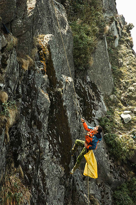 “Người nhện” đu dây dọn rác tại đỉnh Fansipan “Người nhện” đu dây dọn rác tại đỉnh Fansipan