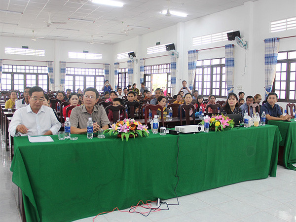 Các khách mời, thầy cô giáo và phụ huynh trường Tiểu học Ngô Hữu Hạnh 1 tham dự buổi tập huấn.