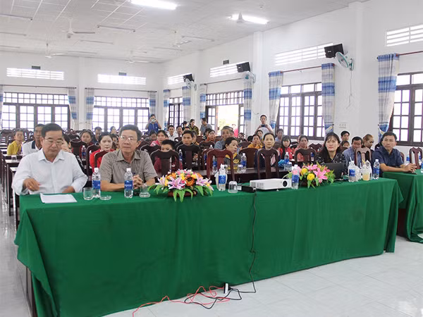 Các khách mời, thầy cô giáo và phụ huynh trường Tiểu học Ngô Hữu Hạnh 1 tham dự buổi tập huấn.