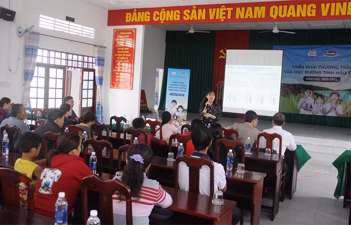 BS. CK1 Nguyễn Vĩnh Hoàng Oanh, Trung tâm tư vấn dinh dưỡng Vinamilk tập huấn kiến thức chuyên môn về dinh dưỡng cho trẻ.