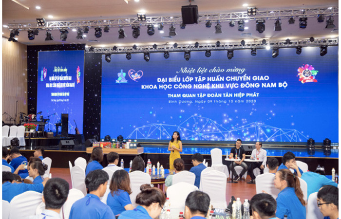 Đoàn đại biểu có buổi giao lưu cùng đại diện Tập đoàn Tân Hiệp Phát sau khi tham quan nhà máy Đoàn đại biểu có buổi giao lưu cùng đại diện Tập đoàn Tân Hiệp Phát sau khi tham quan nhà máy