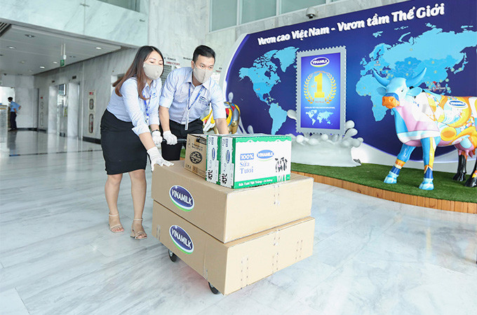 Vinamilk luôn khuyến khích nhân viên tham gia các hoạt động vì cộng đồng của công ty như Quỹ sữa Vươn cao Việt Nam, Quỹ 1 triệu cây xanh Vinamilk luôn khuyến khích nhân viên tham gia các hoạt động vì cộng đồng của công ty như Quỹ sữa Vươn cao Việt Nam, Quỹ 1 triệu cây xanh