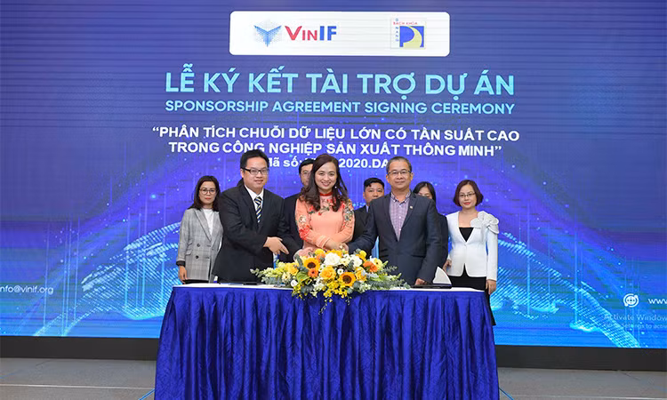 PGS. Tiến sĩ Phan Thị Hà Dương – Giám đốc điều hành Quỹ đổi mới sáng tạo Vingroup, thuộc Viện nghiên cứu dữ liệu lớn VinBigdata, Tập đoàn Vingroup ký kết tài trợ cho các dự án nghiên cứu khoa học